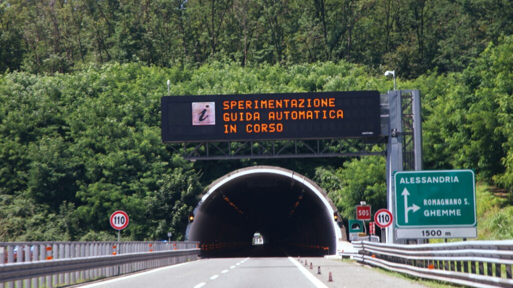 auto-senza-pilota-in-autostrada